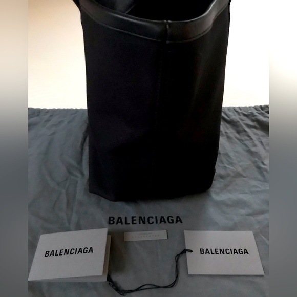 ❌SOLD❌🔥BALENCIAGA Beach Tote🔥 - Picture 10 of 12